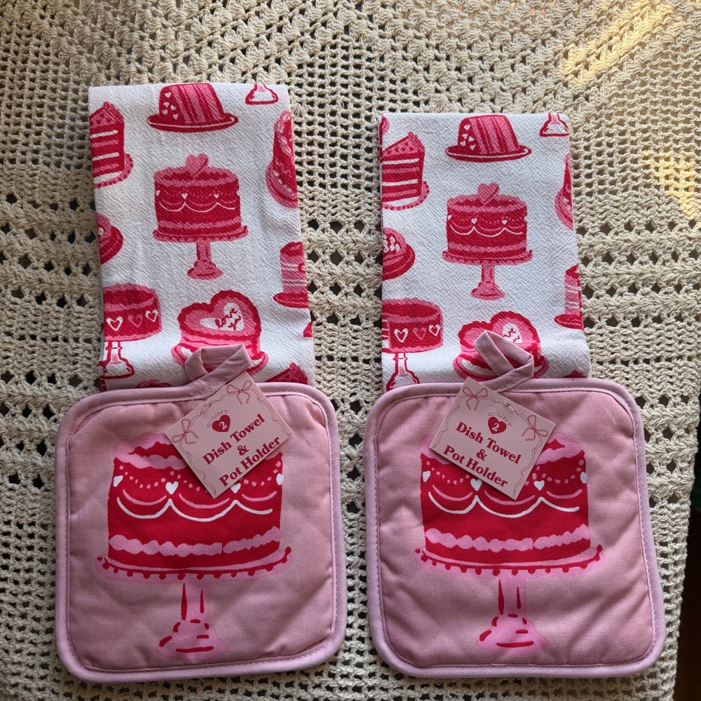 NEW Pot Holders and Tea Kitchen Towels Cakes Pink Decorative